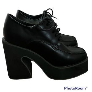 KOI FOOTWEAR “QUINN” PLATFORM BOOTS BNIB